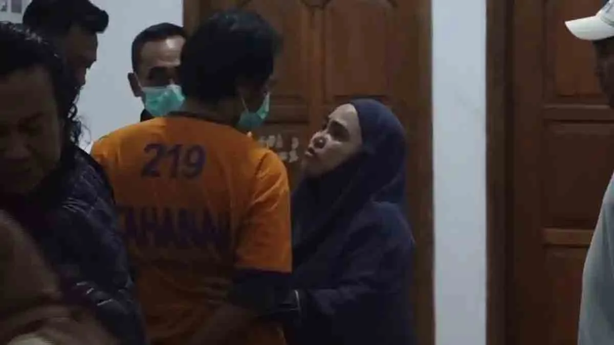 Istri Sah Dwi Bagus Martono Terlihat Sedih