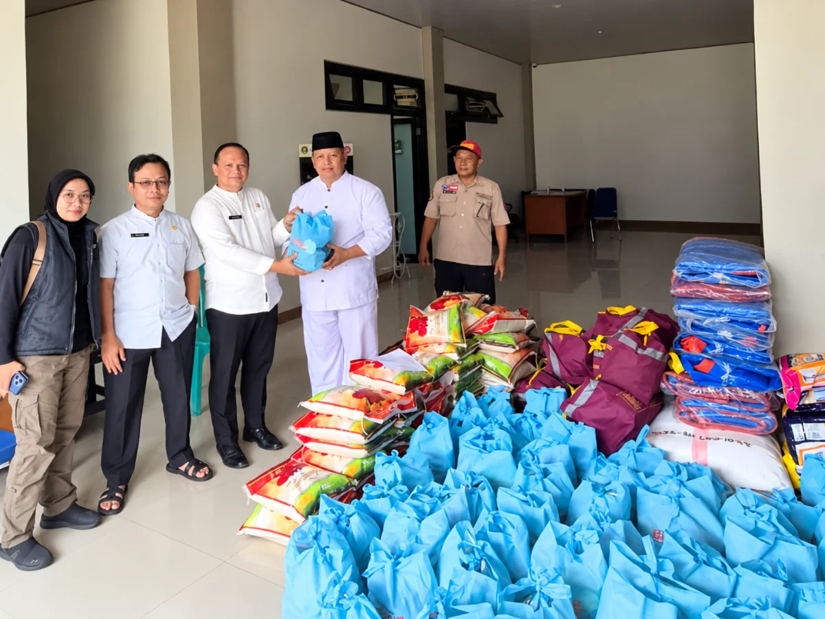 Penyaluran 126 paket bantuan bencana oleh Dinas Sosial Kabupaten Bogor untuk warga terdampak