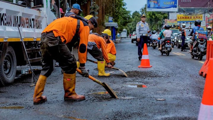 Jalan Berlubang di Kota Bogor Mulai Diperbaiki Lagi