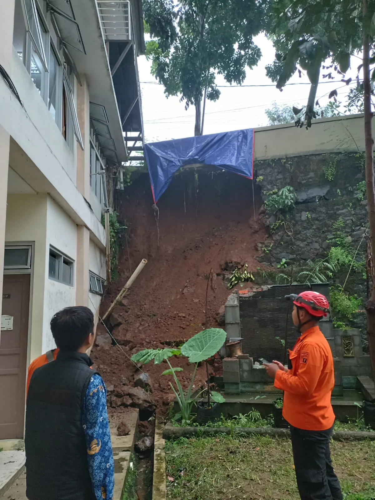Tanah longsor di area samping Kantor Kecamatan Bogor Barat, Kelurahan Loji, Kecamatan Bogor Barat, Rabu (28/10/2026) sore.