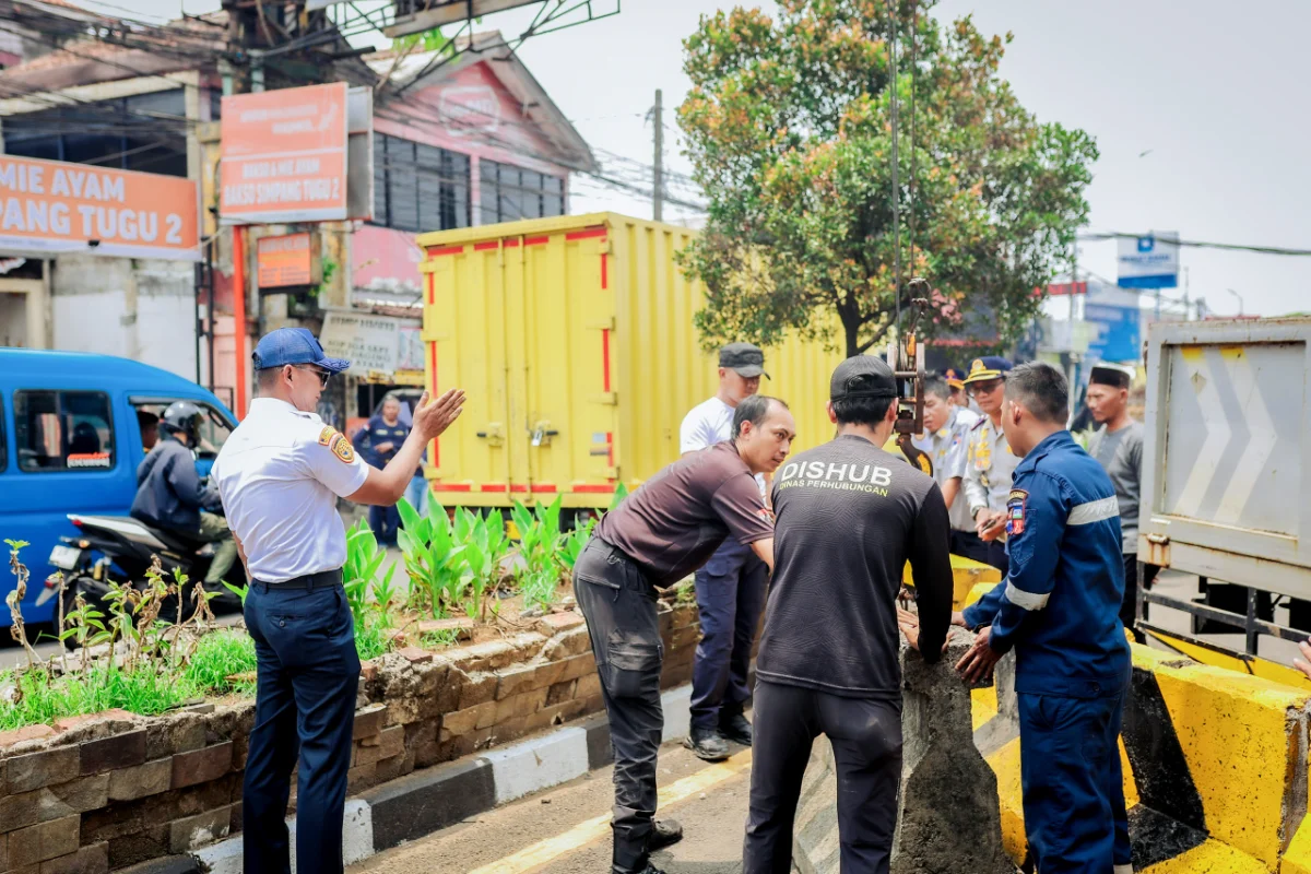 Wakil Wali Kota Bogor, Jenal Mutaqin, meninjau langsung kawasan Simpang Ciawi pada Kamis (15/10/2026).