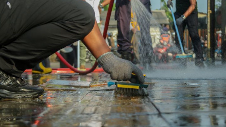 Wakil Wali Kota Bogor Ngrosrek Jembatan MA Salmun, PKL Auto Ikut Bersih Bersih