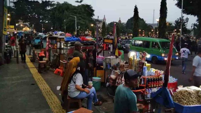 VIRAL! Jajan Pizza di Alun-alun Kota Bogor Tapi Isinya Belatung