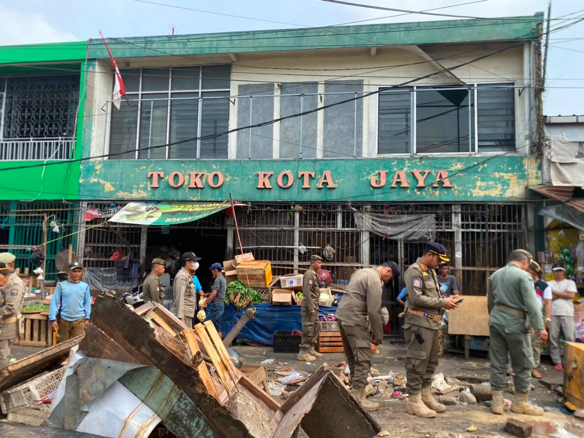 Pemkot Bogor menertibkan PKL di Jalan MA Salmun, Kelurahan Cibogor, Kota Bogor, Kamis (22/10/2026). Foto/Meiga