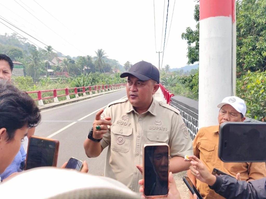 Bupati Bogor Rudy Susmanto meninjau jalan Citeureup - Sukamakmur