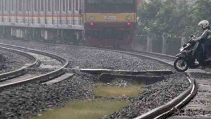 Perlintasan Rel Kereta Tak Resmi di Kota Bogor Masih Ramai Dilewati Warga
