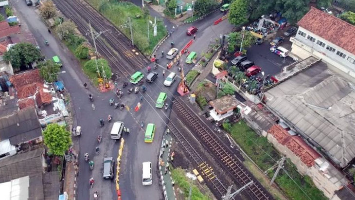 Perlintasan Kereta Jalan RE Martadinata Ditutup, Warga Sekitar Bingung Jalan Kaki Lewat Mana