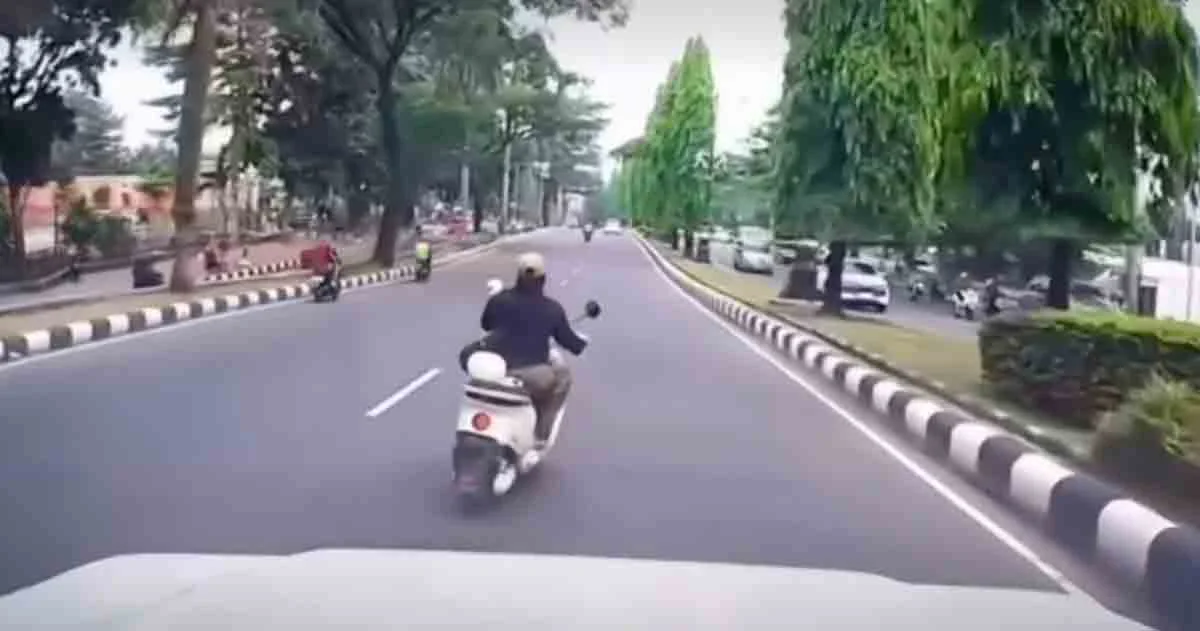Aksi Pengendara Motor Listrik Berpindah Jalur Secara Mendadak di Cibinong Bogor