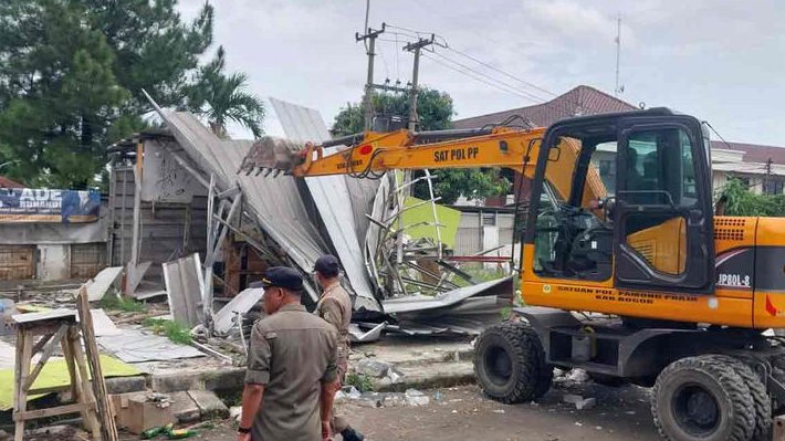 Sejumlah Bagunan Liar di Area Gedung KNPI Dibongkar Demi Para PKL Car Free Day Kabupaten Bogor