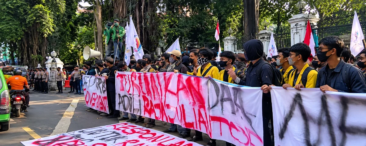 Kondisi arus lalu lintas Jalan Ir. H. Juanda menuju Istana Bogor mengalami kepadatan saat aksi unjuk rasa Aliansi BEM se-Bogor
