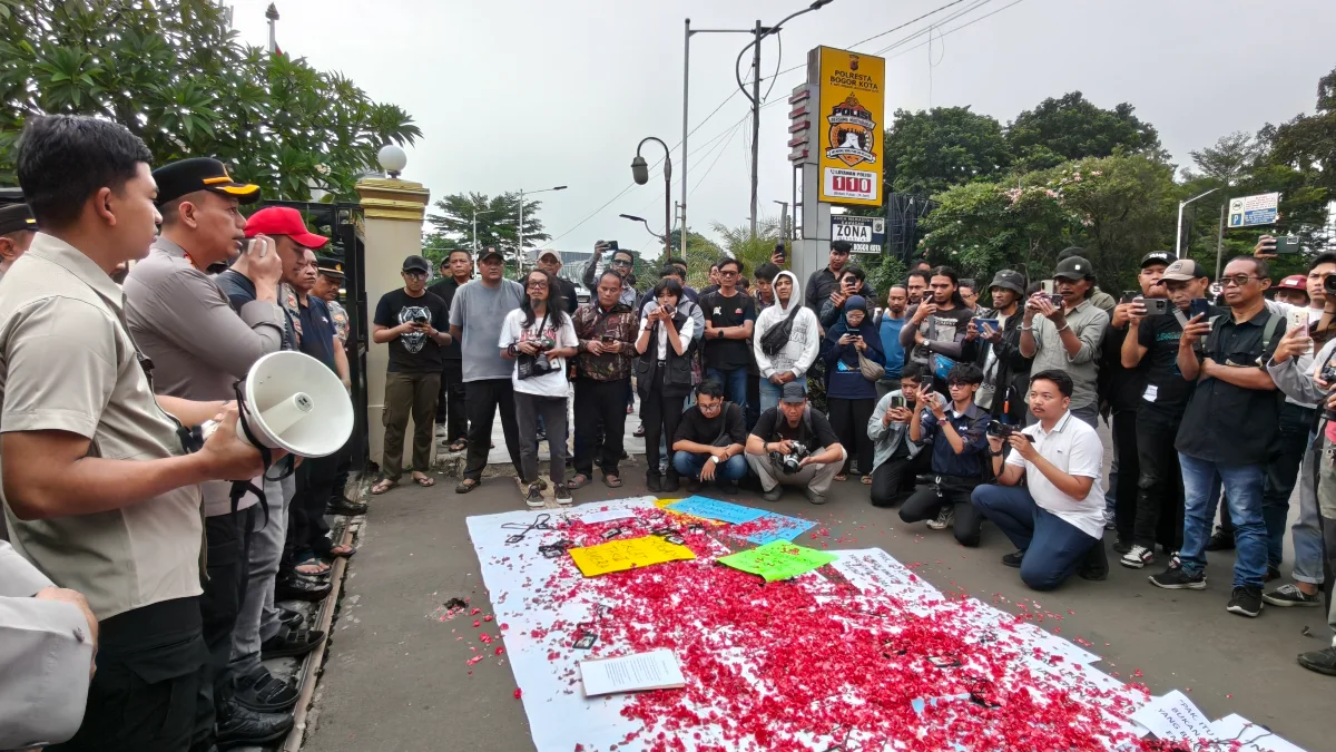 Aksi solidaritas jurnalis Bogor yang digelar di pintu masuk Mako Polresta Bogor Kota, pada Jumat 30 Oktober 2026.
