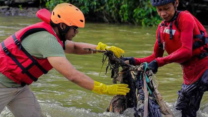 Hanya Dalam Dua Setengah Jam, Sebanyak 1,8 Ton Sampah Berhasil Diangkut Dari Sungai Ciliwung Bogor